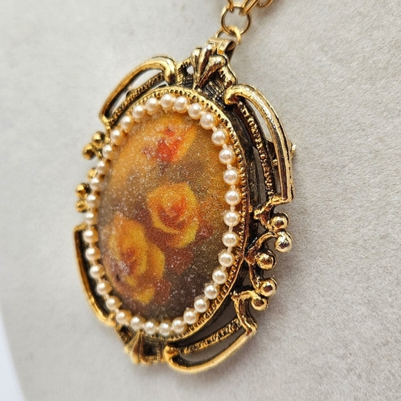 VINTAGE Floral Roses Cameo Gold Tone Ornate Pendant Necklace or Brooch Pin - Picture 4 of 9